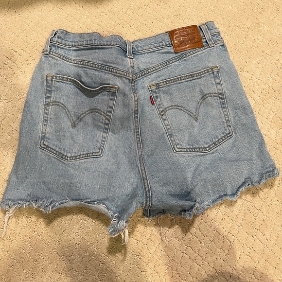 Levi’s Ribcage Shorts - Picture 4 of 5